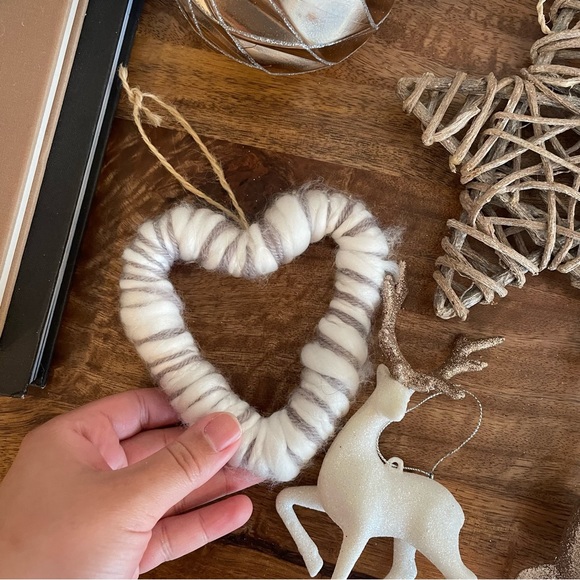 Lot of 16 wood and plastic shatterproof ornaments - Picture 7 of 7